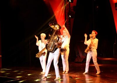 Livefoto-Buehne-in-rot